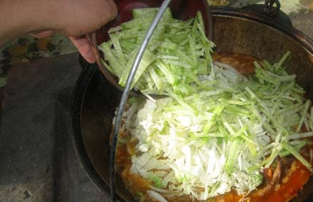 1. Этап. Лагман с капустой: Добавьте капусту и редьку, жидкость должна покрывать овощи не более, чем на 1 см.