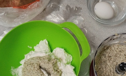 1. Этап. Сырники с морской капустой: При помощи блендера измельчить подготовленный нарезанный лук и морскую капусту. Смешать с творогом.