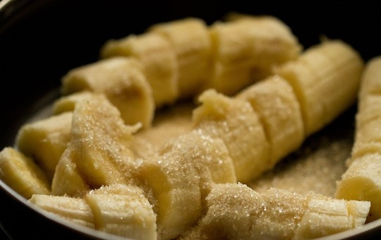 1. Этап. Маффины без яиц: 2. Нарежьте небольшими кусочками бананы, добавьте к ним сахар.