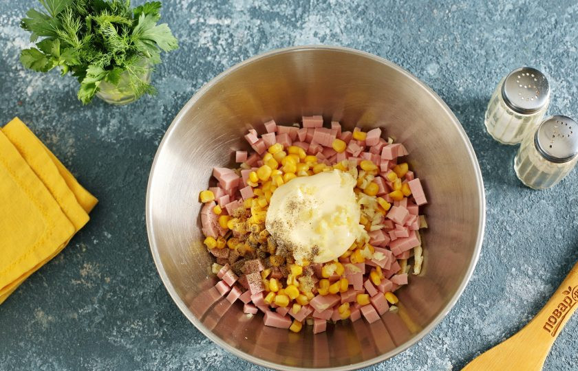 1. Этап. Салат за 10 минут: Добавьте майонез, давленый чеснок, соль и перец по вкусу.