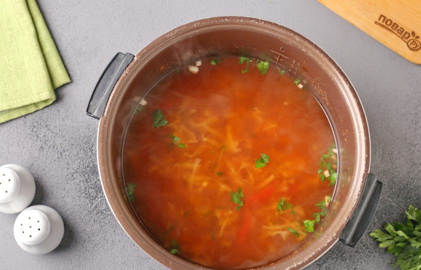 1. Этап. Суп из сельдерея в мультиварке: За пару минут до готовности добавьте измельчённый чеснок и любую свежую зелень по желанию.