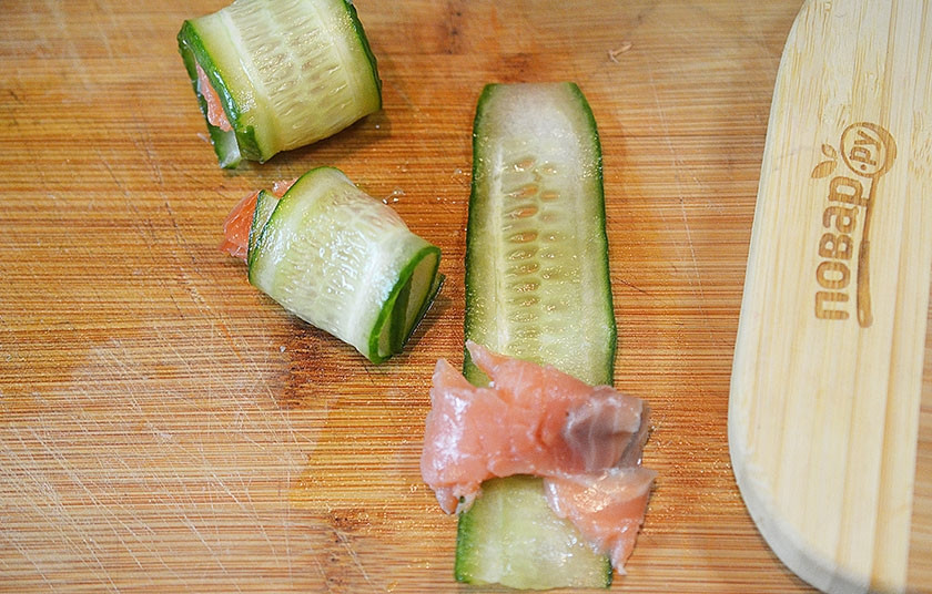 1. Этап. Ассорти из канапе: В слайсы заверните ломтики рыбы.