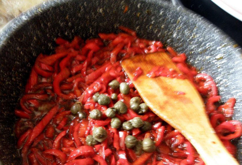 1. Этап. Острая пепероната: Влейте бальзамический уксус, добавьте сахар и соль по вкусу. Тушите до выпаривания уксуса. Выложите каперсы и тушите еще пару минут. Всыпьте сушеные прованские травы, хорошо перемешайте и снимите с огня.