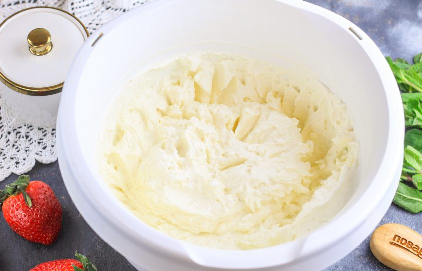 1. Этап. Чиз крем для выравнивания торта: В самом конце влейте лимонный сок при перемешивании. У вас получится густой пластичный крем, который отлично отсаживается и на торт, и на капкейки, в трайфлы. Поместите его в холодильник — он загустеет еще больше, благодаря сливочному маслу.