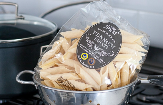 1. Этап. Легкий романтический ужин для двоих: Тем временем вскипятите воду, немного подсолите и добавьте пару капель масла, откарите макароны по инструкции на упаковке, атем слейте с них воду.