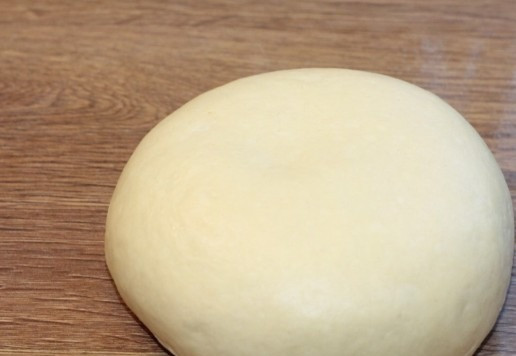 1. Этап. Плетеные булочки на молоке с начинкой: 5. Получается мягкое и липкое тесто. Для лучшего замешивания, добавляем 1 ст. л. растительного масла и продолжаем замешивать. Тесто получилось мягкое, гладкое и не липнущее к рукам.