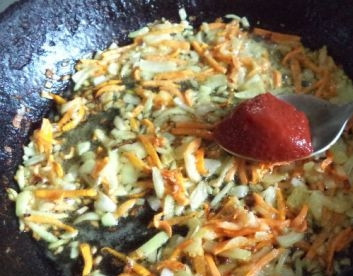 1. Этап. Борщ зеленый со щавелем: Добавим томатную пасту, перемешаем. Обжариваем минуту, добавляем пару ложек воды и еще раз перемешиваем, тушим еще минутку.