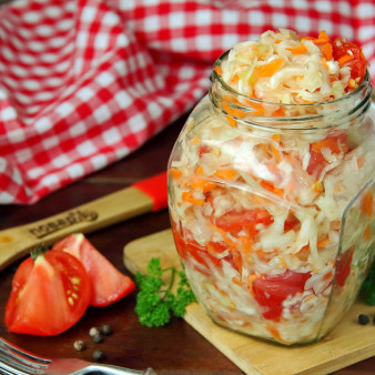 Квашеная капуста с помидорами