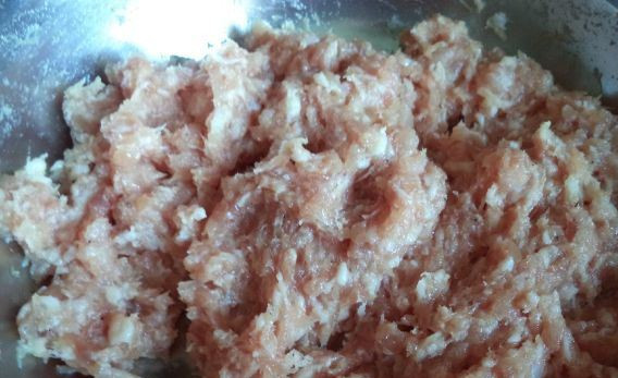 1. Этап. Фрикадельки без яиц: Фарш выкладываем в миску, хорошо солим и перчим, перемешиваем пару раз.