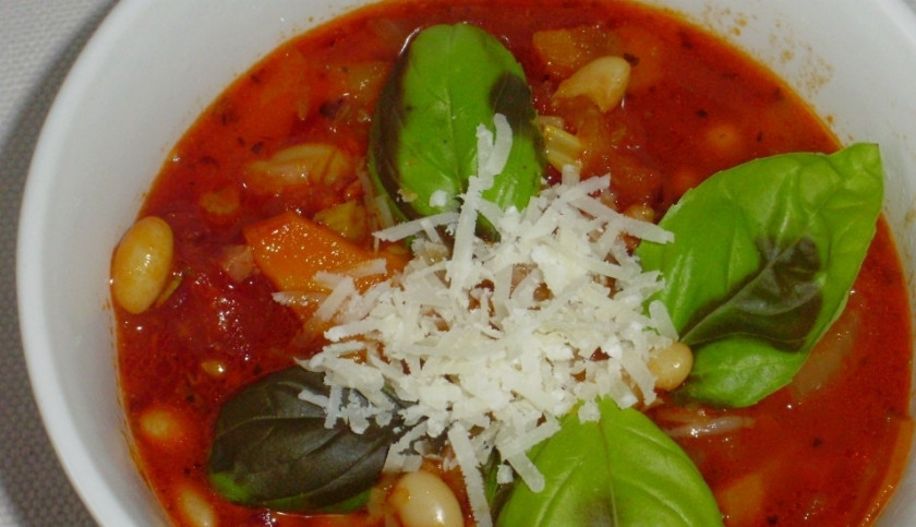 1. Этап. Суп с белой фасолью консервированной: Готовый суп можете украсить пармезаном и базиликом. Приятного аппетита!