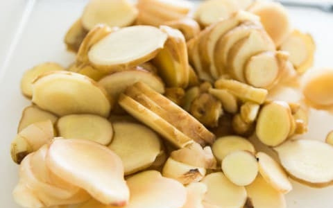 1. Этап. Сироп из лемонграсса и имбиря: 1. Тщательно вымойте имбирь и лемонграсс. Нарежьте имбирь и лемонграсс крупными кусочками.