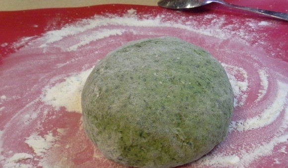 1. Этап. Манты зелёные: Подмешайте к измельчённым ингредиентам муку, замешайте тесто. Уберите его под пищевую плёнку в холодильник на 30 минут.