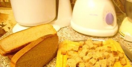 1. Этап. Сухарики в микроволновке: Нарезаем хлеб небольшими кубиками и желательно одного размера.