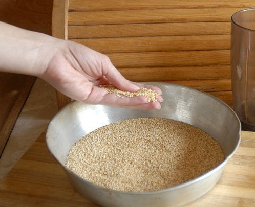 1. Этап. Тхина: 1. Тхина готовится из кунжутного семени. Приготовьте от 0,5 кг до 1 кг кунжута (в зависимости от количества, которое вы хотите приготовить).