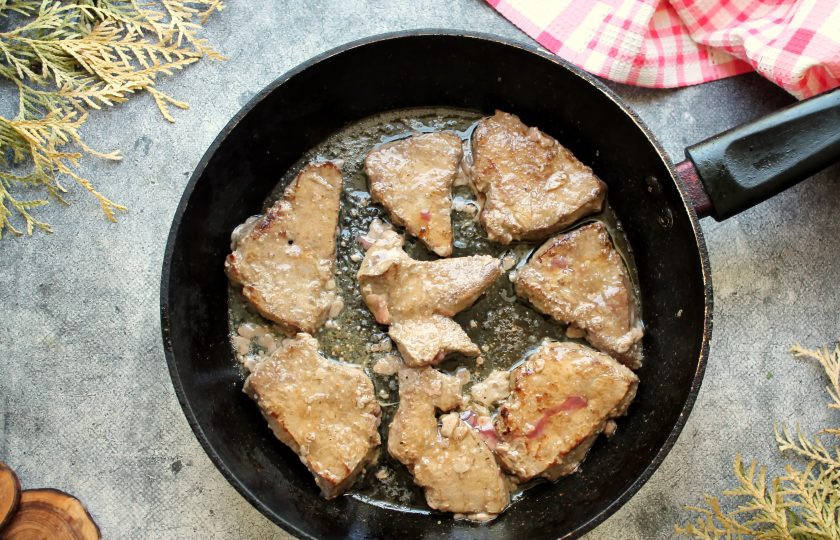 1. Этап. Говяжья печень в банановом соусе: В сковороде разогрейте на среднем огне растительное масло и обжарьте печень по 2 минуты с каждой стороны.