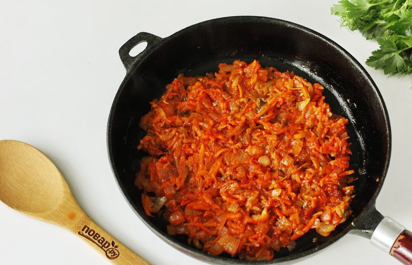 1. Этап. Борщ по-петровски: Тушите все вместе около 2-3 минут, после чего отправьте зажарку в кастрюлю.