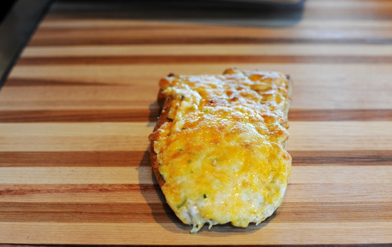 1. Этап. Чесночные гренки с сыром: 7. Запекайте гренки в духовке при температуре 220 градусов 10 минут.