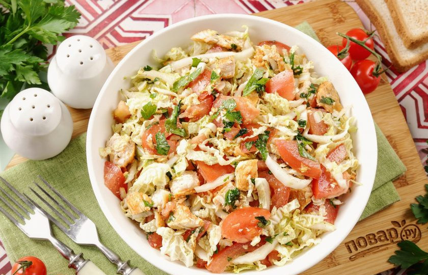 1. Этап. Салат с курицей, помидором и пекинской капустой: Салат с курицей, помидором и пекинской капустой готов. Приятного аппетита!