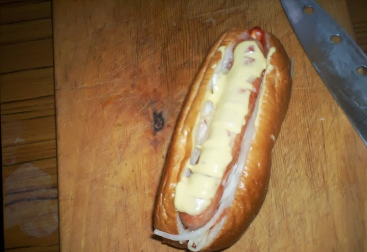 1. Этап. Хот-дог с капустой: 6. Сверху трамбуем поджаренную сосиску и смазываем ее горчицей.