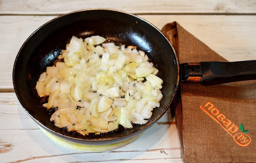 1. Этап. Советская кабачковая икра: 4. Обжарьте на сковороде с добавлением масла до золотистого цвета.