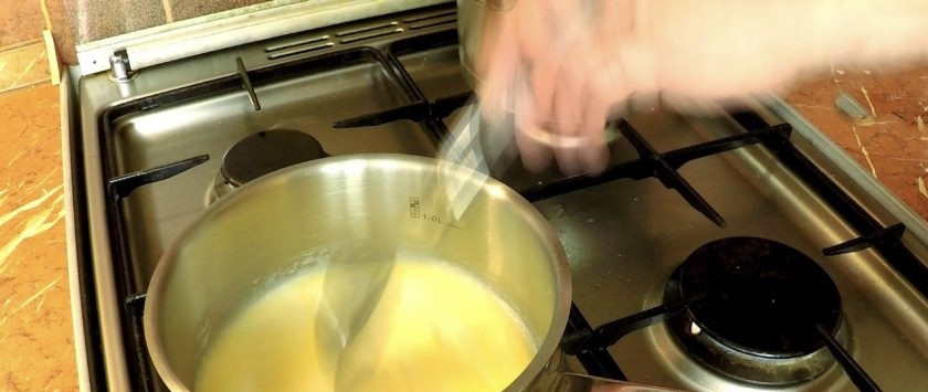 1. Этап. Сливки для взбивания в домашних условиях: Цельное молоко жирностью 3,2% греем в кастрюле на плите примерно до 60-85 градусов, добавляем в него сливочное масло. Растапливаем, превращая в смесь.