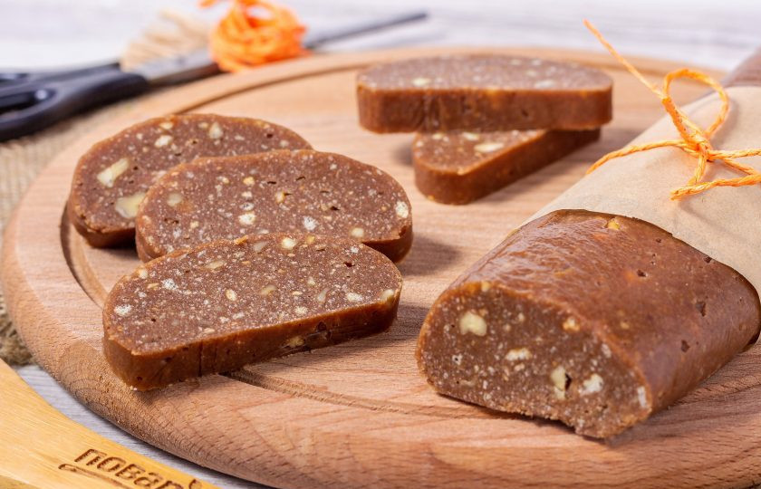 1. Этап. Сладкая колбаса из печенья: Приятного аппетита!