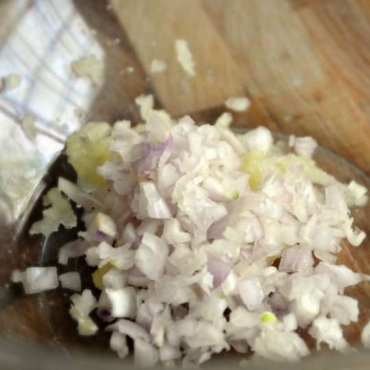 1. Этап. Чесночно-сырные гренки: Смешиваем лук с чесноком.