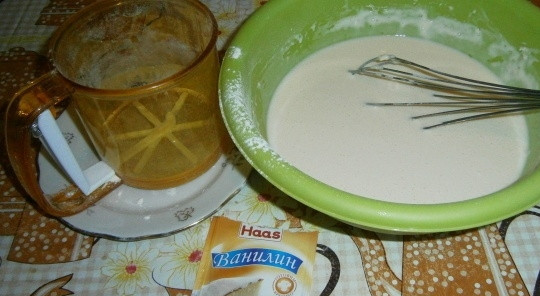 1. Этап. Оладьи без соды: Молоко подогрейте до 30 градусов. Взбейте его в глубокой посуде с яйцами. Затем всыпьте ванилин, соль и сахар. Влейте масло и просейте муку.