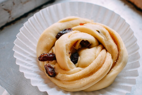 1. Этап. Булочки Розы с изюмом: 6. Выложите улитки на противень или в бумажную форму для кексов, отправьте на противень.