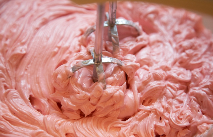 1. Этап. Вишневый крем: 5. Взбиваем еще около 5 минут, после чего вишневый крем нужно отправить в холодильник до полного застывания. Обычно на это уходит около одного часа.