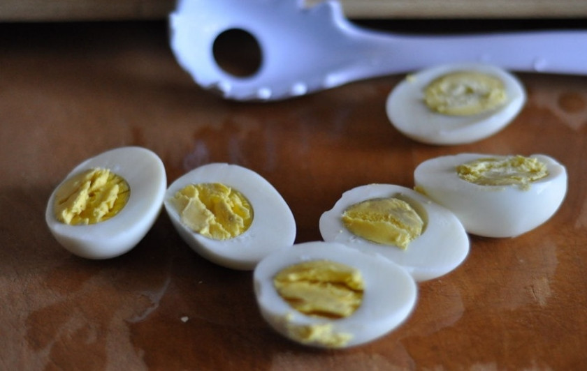 1. Этап. Яйца куриные фаршированные: Разрезаем яйца пополам.