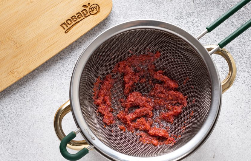 1. Этап. Морс из клюквы без сахара: Процедите получившийся напиток через мелкое сито. Охладите напиток до комнатной температуры.