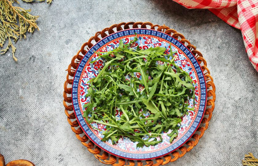 1. Этап. Салат с треской и авокадо: На сервировочном блюде разложите обсушенную руккулу.