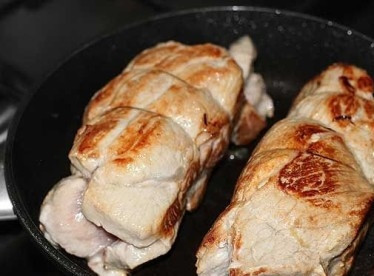 1. Этап. Суп Рамен: Приготовим свинину тясю. Разрезаем кусок свинины пополам, каждую часть туго перевязываем ниткой в колбаску. Обжариваем на оливковом масле на большом огне до корочки.