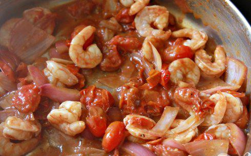 1. Этап. Паста с помидорами черри и креветками: 4. Добавить креветки в сковороду. Жарить до тех пор, пока креветки не станут розовыми.