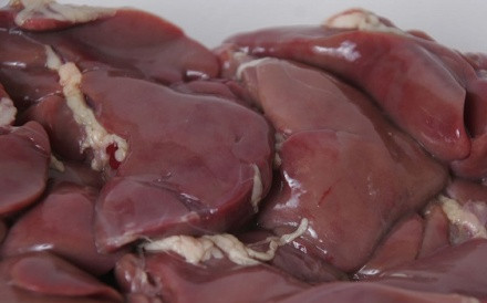 1. Этап. Котлеты из печенки: При выборе печени будьте очень внимательны, свежую печень сейчас очень сложно найти. Например, цвет. Хорошая куриная печень должна быть коричнево-бордового цвета, а ее поверхность - без зеленоватых пятен. Они появляются, если при разделке куриной тушки был поврежден желчный пузырь. Не стоит брать печень со светло-желтым оттенком. Скорее всего, ее переморозили. Второй признак несвежести продукта - это запах. Любой неприятный посторонний душок сигнализирует о продукте не первой свежести. Без сомнения, от такой покупки лучше отказаться. Итак, мы выбрали хорошую свежую куриную печень. Ее необходимо очистить от пленочек и промыть под проточной водой.