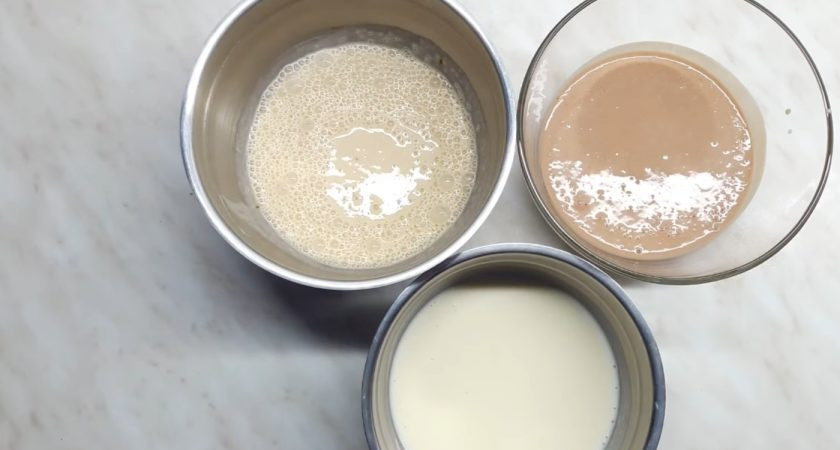 1. Этап. Сметанное желе Полосатое: 4. Далее разделите сметану на три части, в одну часть добавьте кофе, во вторую — какао, в третью — ванильный сахар. Все хорошо размешайте.