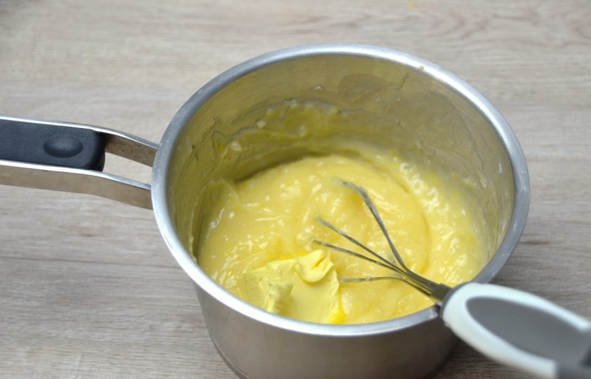 1. Этап. Американский лимонный пирог: Вмешайте в лимонную начинку сливочное масло.