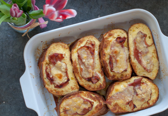 1. Этап. Горячие бутерброды с ветчиной и сыром: Запечь 20-25 минут запекать до хрустящего состояния.