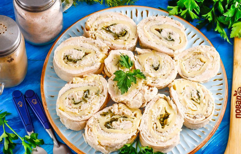 1. Этап. Куриный рулет с блинами: Нарежьте охлажденный куриный рулет порционными кусочками и выложите на тарелку. Подайте к столу.