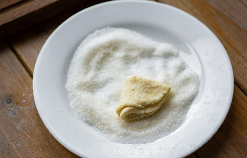 1. Этап. Шаники: Сложите еще раз пополам сахарной стороной внутрь.