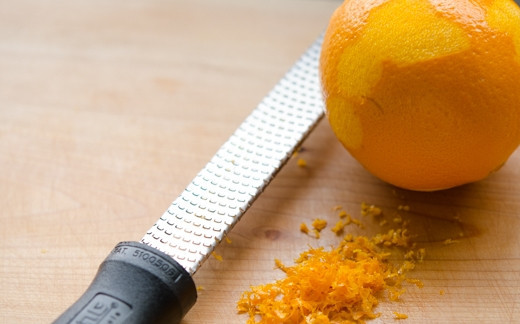 1. Этап. Говядина в апельсиновом соусе: Снимите цедру с апельсина.