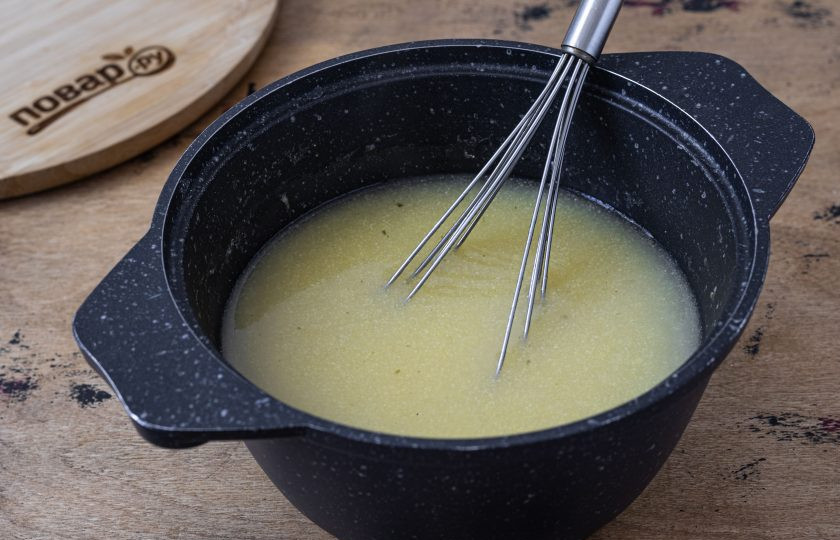 1. Этап. Суп из шпината и кукурузной муки: Активно перемешайте и на среднем огне варите до небольшого загустения около 10 минут.