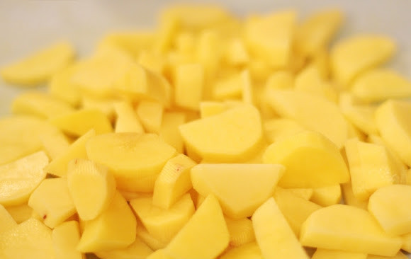 1. Этап. Баклажаны в горшочках: Картошку порезать дольками