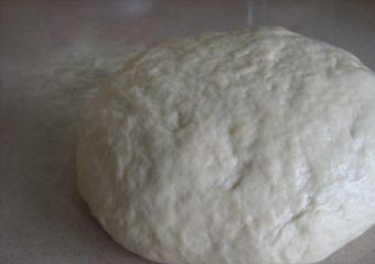 1. Этап. Осетинский пирог с картошкой: Замесите тесто и оставьте в тёплом месте минимум на два часа.