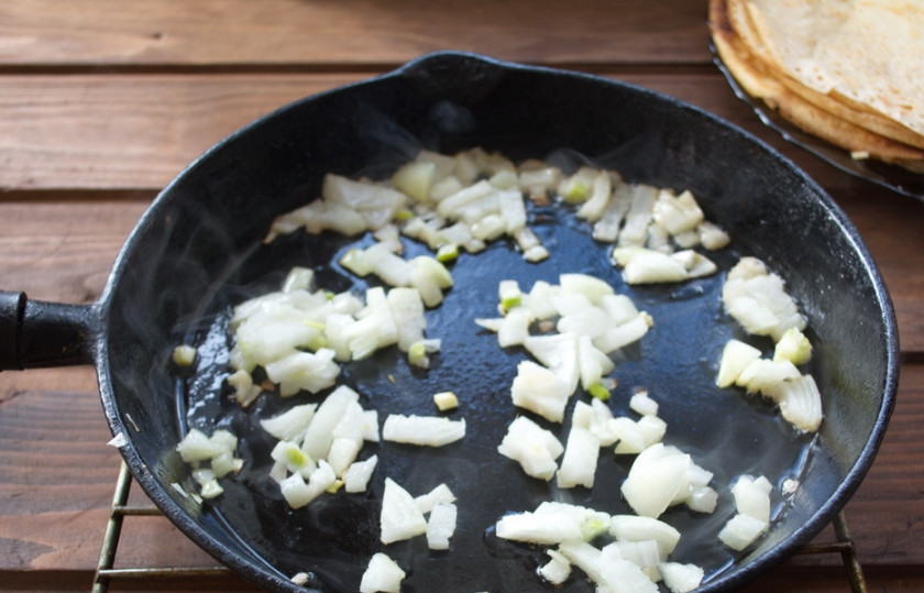 1. Этап. Фаршированные блины с мясом: Нарезаем репчатый лук и обжариваем его до румяности.