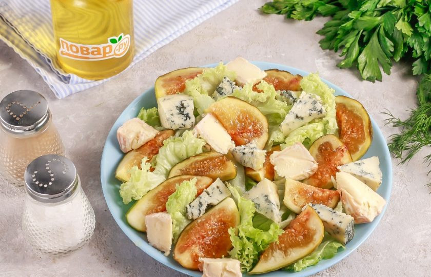 1. Этап. Салат с инжиром и сыром с плесенью: Нарежьте несколько видов сыра с плесенью мелкими треугольничками и выложите на тарелку. Можно использовать не только заявленные сорта, но и твердые сорта сыра, и мягкие.