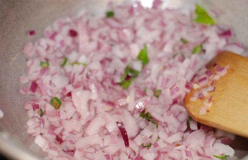 1. Этап. Куриный омлет: 1. Измельчите лук и чили. Поджарьте их в сковороде на сливочном масле.