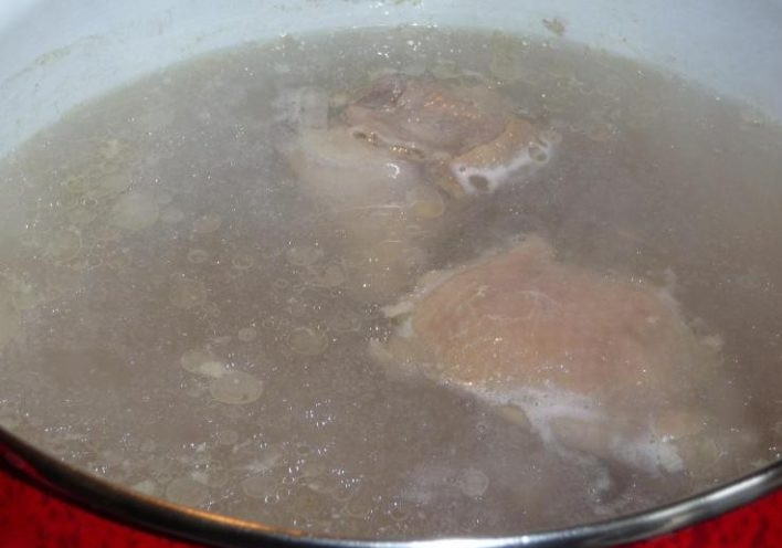 1. Этап. Щи из консервированного щавеля: Индейку залейте водой в кастрюле. Доведите её до кипения. Добавьте соль. Варите бульон 1,5 часа, снимая пену.