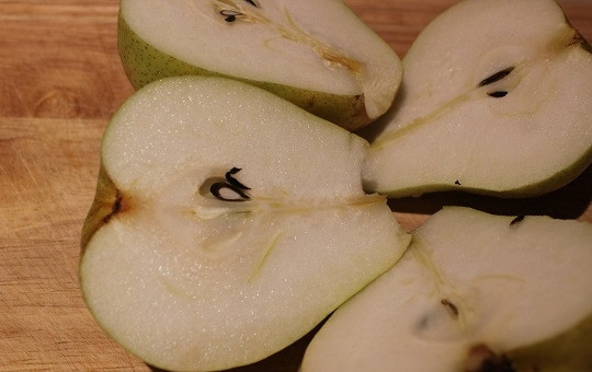 1. Этап. Груша, запеченная с креветками и сыром: 1. Вымойте и обсушите груши. Предпочтение отдайте не очень плотным, но и не перезревшим плодам, чтобы мякоть была в меру сочной. Разрежьте пополам.